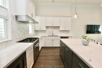 2226 Lou Ellen Ln in Houston, TX - Building Photo - Building Photo