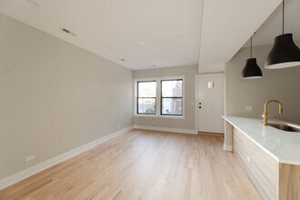 2453 W Logan Blvd, Unit 2455-2 in Chicago, IL - Foto de edificio - Building Photo