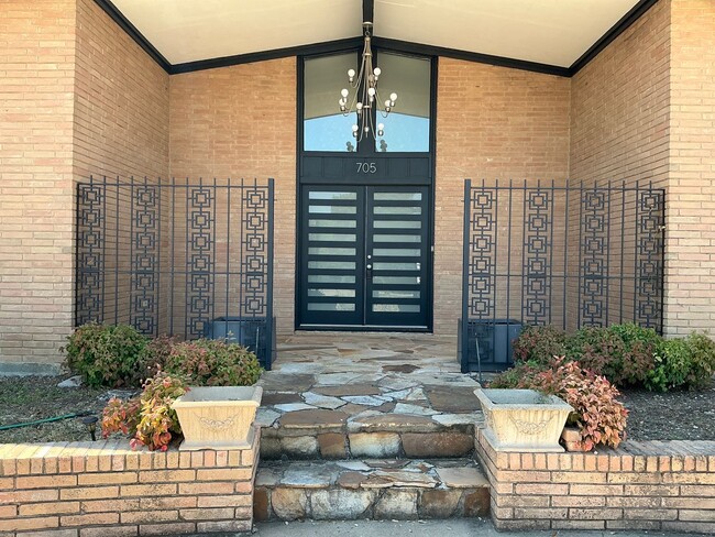 705 W Lee Ave