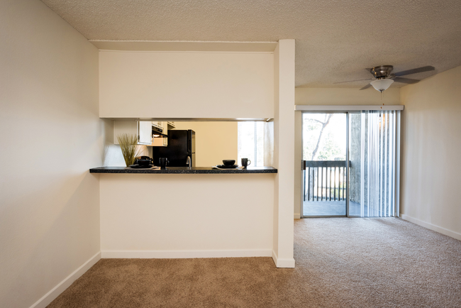 Elan Mesa Lofts in La Mesa, CA - Foto de edificio - Building Photo