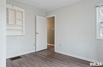 1127 N 6th St in Springfield, IL - Foto de edificio - Building Photo