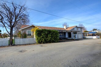 2108 Table Rock Rd in Medford, OR - Building Photo - Building Photo