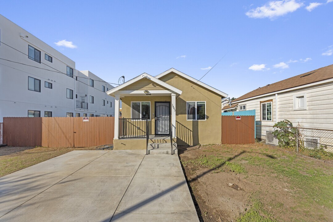 1443 W 36th Pl in Los Angeles, CA - Building Photo