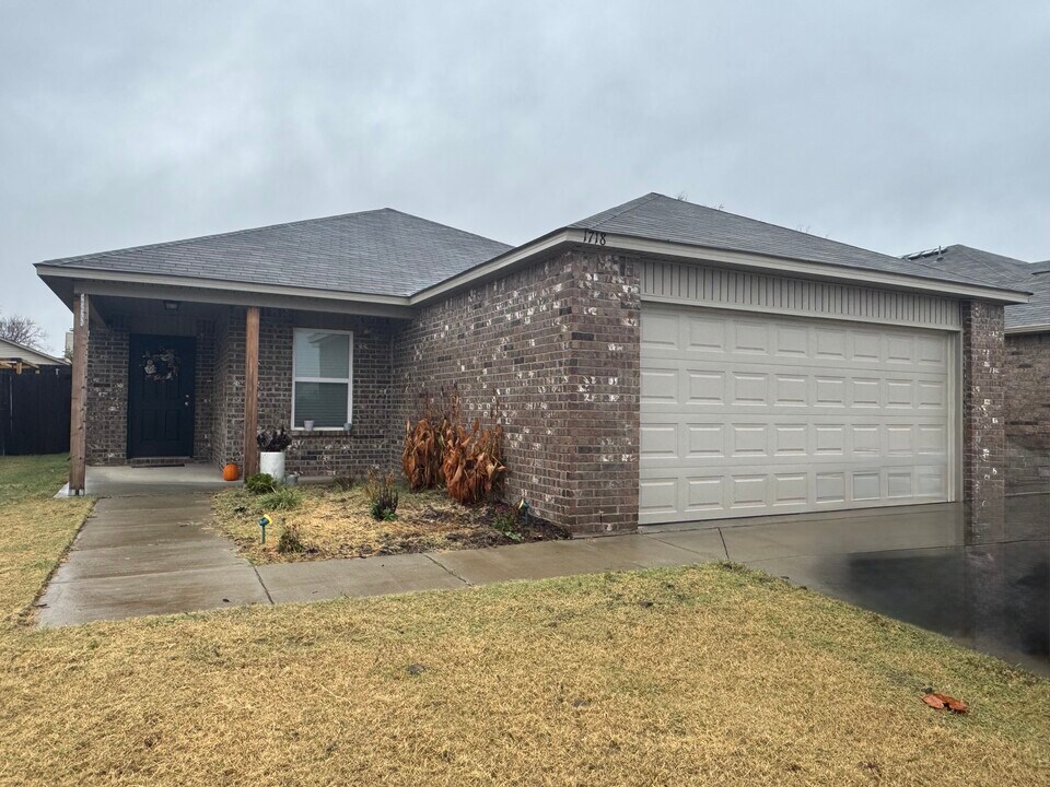 1718 Carnley St in Stillwater, OK - Foto de edificio