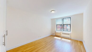 325 W 13th St in New York, NY - Building Photo - Building Photo