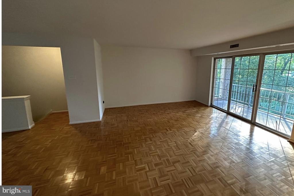 1002 Valley Glen Rd in Elkins Park, PA - Building Photo