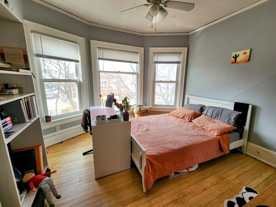 2206 E Locust St, Unit 2120 in Milwaukee, WI - Foto de edificio