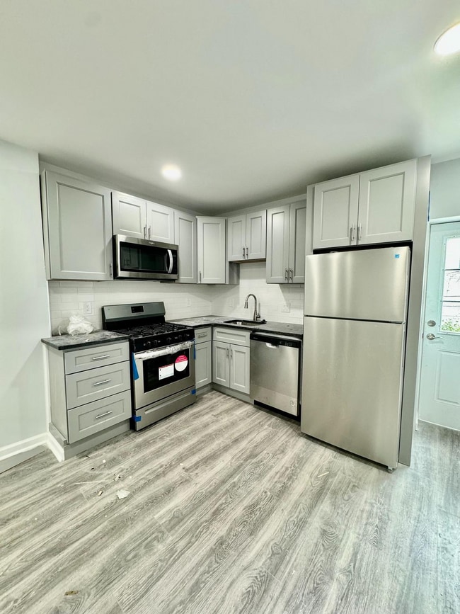 3011 W Girard Ave in Philadelphia, PA - Building Photo - Building Photo