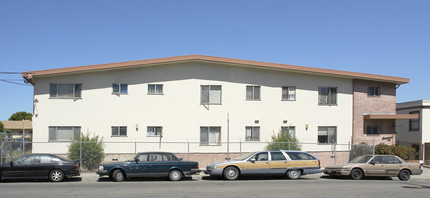 Crestwood Apartments in Oakland, CA - Building Photo - Building Photo