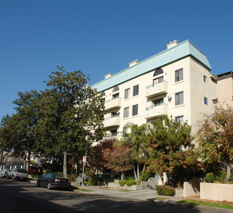 Bridgeport Manor in North Hollywood, CA - Building Photo