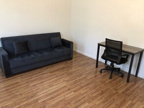 221 Pine St, Unit 1 in Elizabeth, NJ - Building Photo - Building Photo