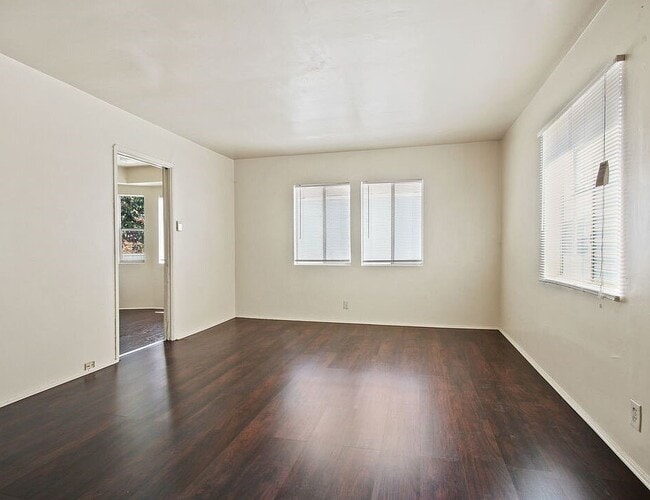 6609 1/2 Brynhurst Ave in Los Angeles, CA - Foto de edificio - Building Photo