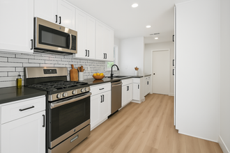 20721 Clark St, Unit Main House in Woodland Hills, CA - Foto de edificio - Building Photo
