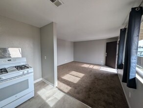 1588 Lansing St in Aurora, CO - Foto de edificio - Building Photo