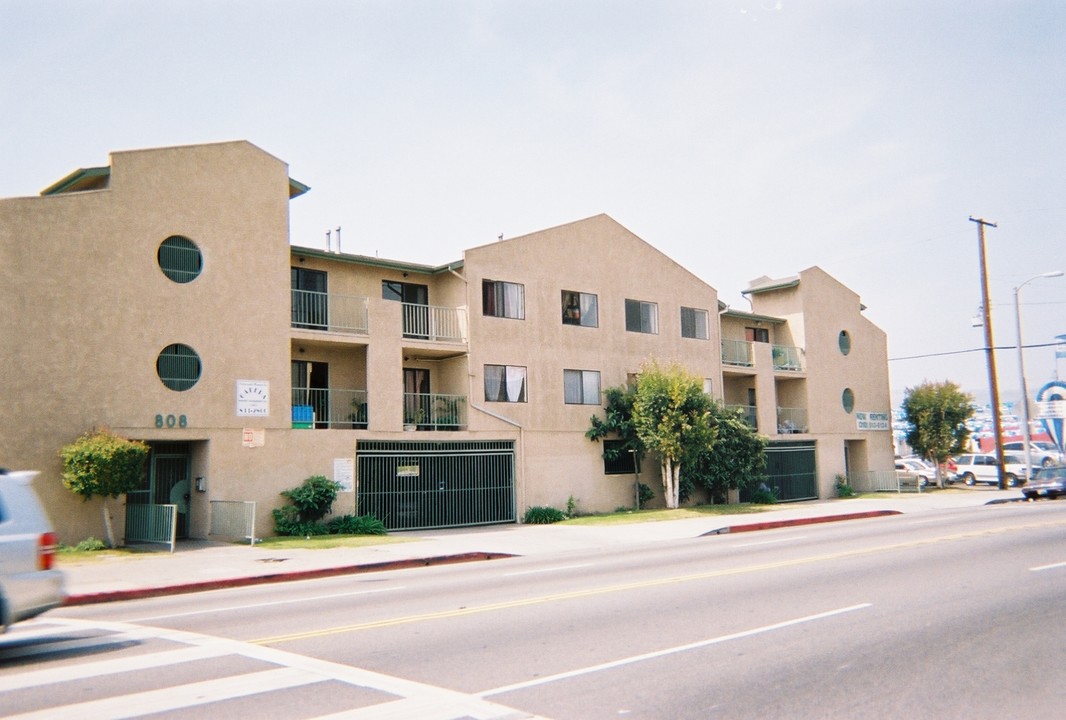 808 W Anaheim St in Wilmington, CA - Foto de edificio