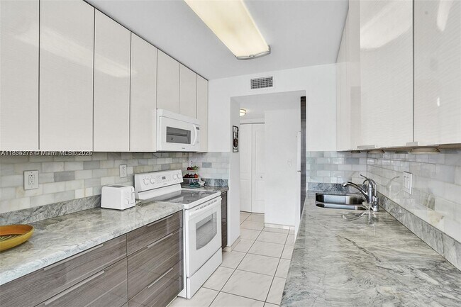 251 174th St in Sunny Isles Beach, FL - Building Photo - Building Photo