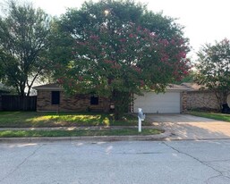 7304 Meadowbrook Dr in Watauga, TX - Building Photo