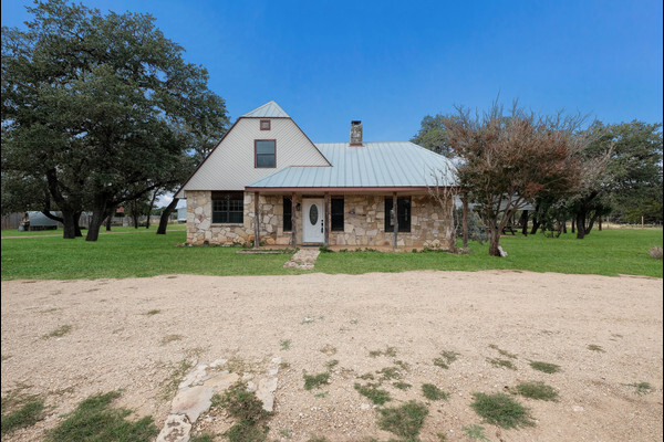 200 Blue Bonnet Dr in Bandera, TX - Foto de edificio - Building Photo