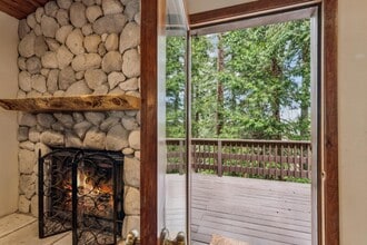 725 Ivy Ln in Lake Arrowhead, CA - Building Photo - Building Photo