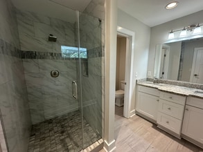 569 Woods Dr NW in Atlanta, GA - Building Photo - Building Photo