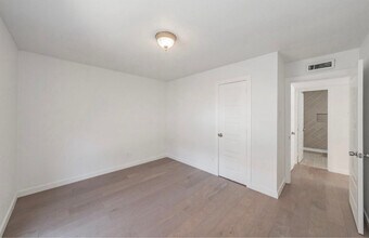 3506 S Elm Dr in Grand Prairie, TX - Foto de edificio - Building Photo