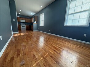 10 Burnside Ave in Congers, NY - Foto de edificio - Building Photo