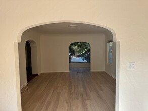 6128 Maryland Dr in Los Angeles, CA - Foto de edificio - Building Photo