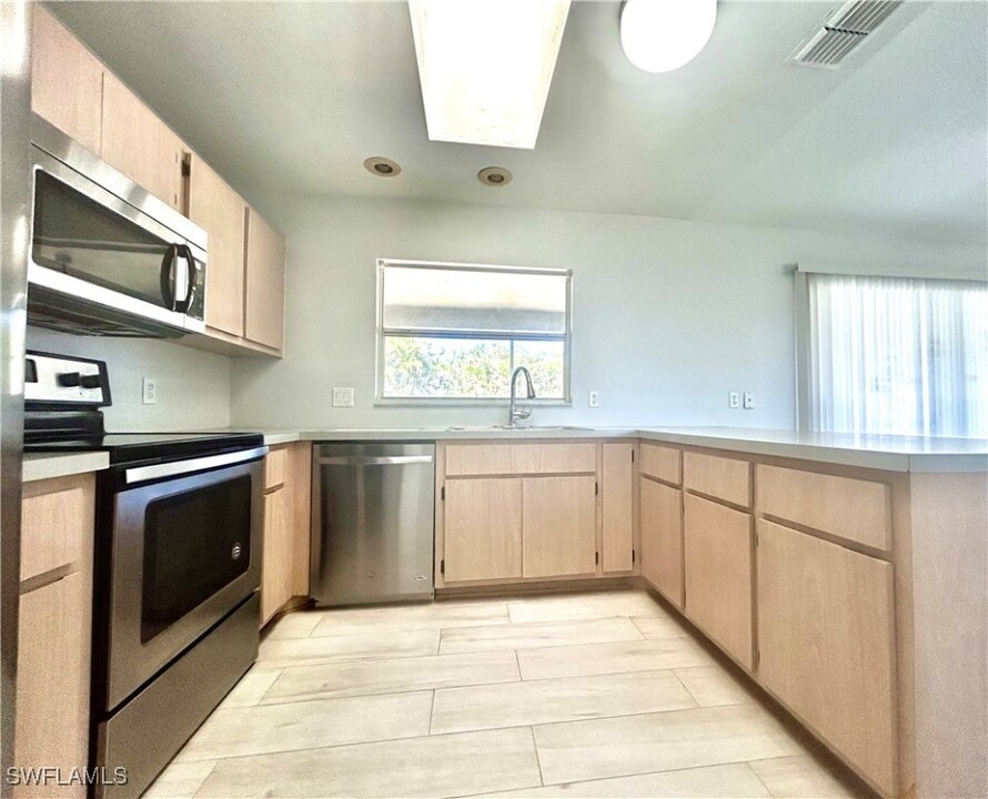 1203 SW 34th St in Cape Coral, FL - Foto de edificio