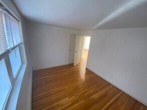 1105 Lexington St, Unit 2-9 in Waltham, MA - Foto de edificio - Building Photo