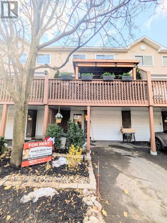 104 Esterlawn Private in Ottawa, ON - Building Photo