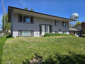 10921-10923 E 16th Ave in Spokane Valley, WA - Building Photo - Building Photo