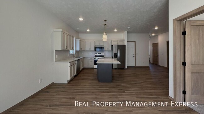 Modern 3-Bed, 2.5-Bath Home in West Sioux in Sioux Falls, SD - Building Photo - Building Photo