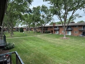 1500 Busse Rd in Mount Prospect, IL - Building Photo - Building Photo