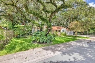 1100 El Rado St in Coral Gables, FL - Foto de edificio - Building Photo