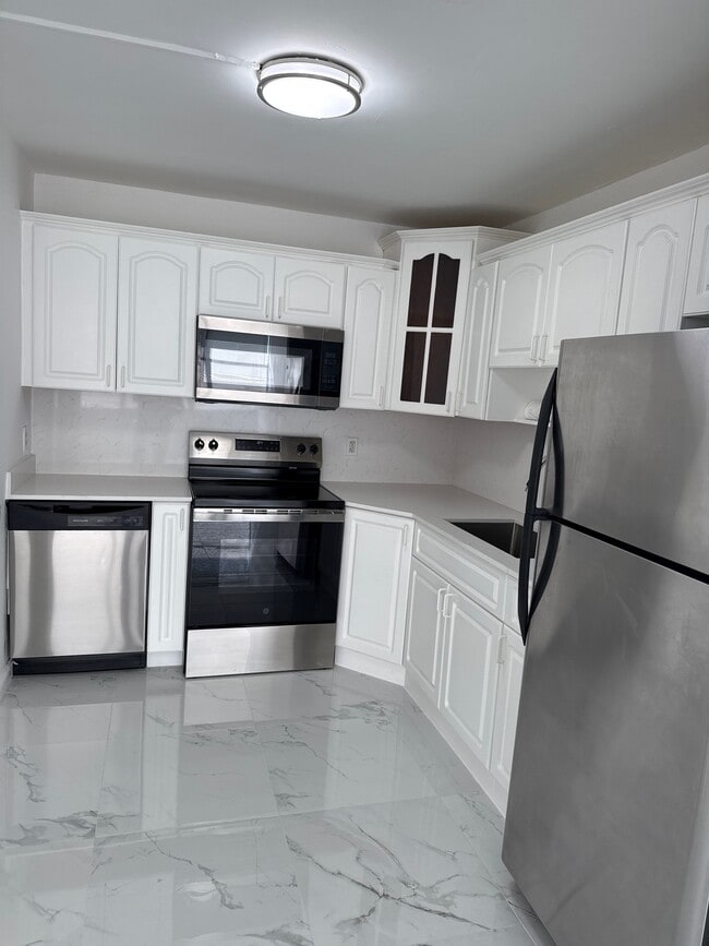 1300 NE Miami Gardens Dr in North Miami Beach, FL - Foto de edificio - Building Photo