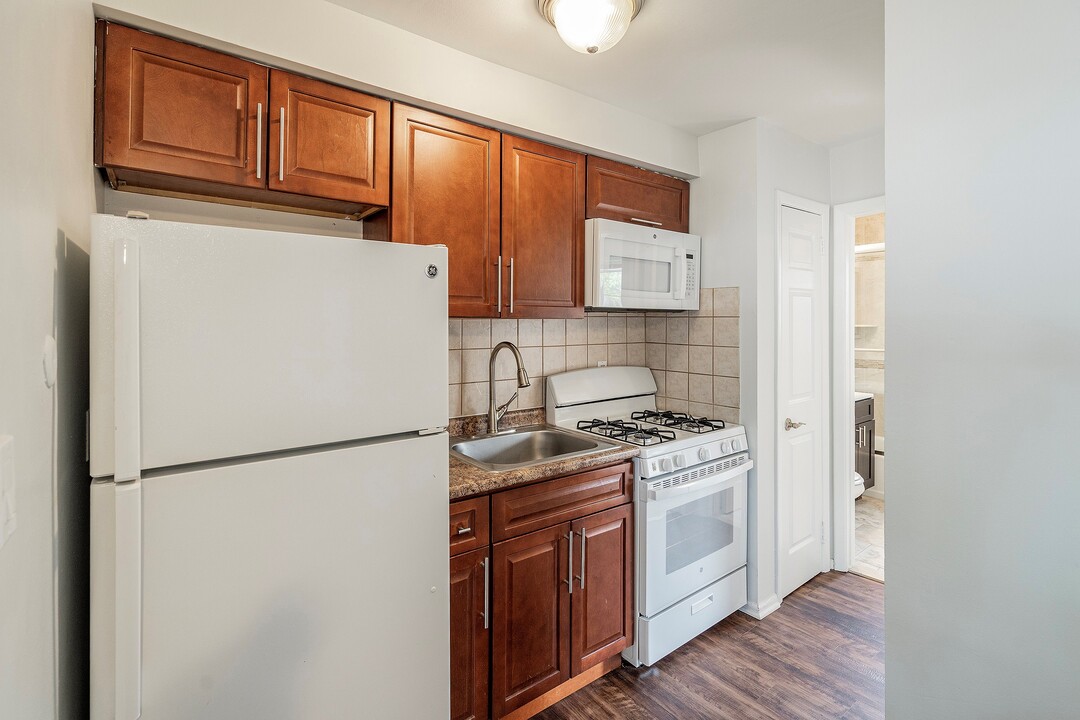 114-120 Montgomery Street Apartments in Bloomfield, NJ - Building Photo