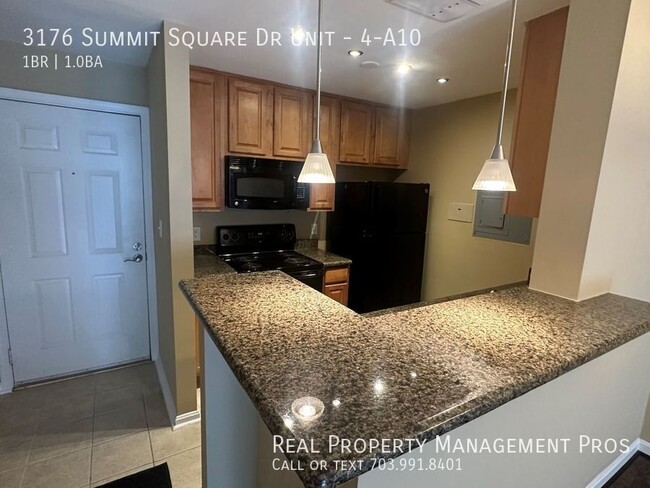 3176 Summit Square Dr in Oakton, VA - Building Photo - Building Photo