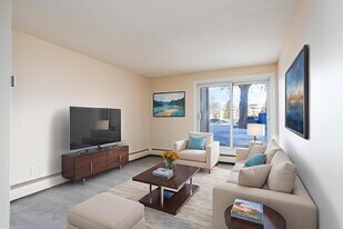 Westborough Court in Edmonton, AB - Building Photo