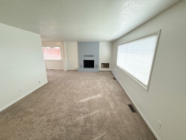 1875 Van Ness St in Klamath Falls, OR - Building Photo - Building Photo