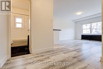 256 Sherbourne St in Toronto, ON - Building Photo - Building Photo