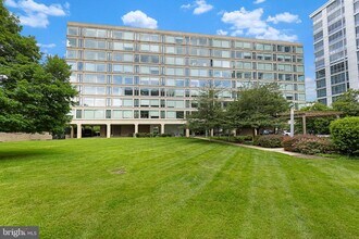 1101 3rd St SW in Washington, DC - Foto de edificio - Building Photo