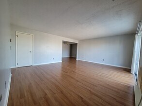 300 Smithfield Rd, Unit Apt 1-10 in North Providence, RI - Foto de edificio - Building Photo