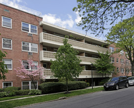 Barclay Tenants' Corporation in Great Neck, NY - Building Photo - Building Photo