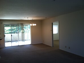 1411 Sweetbriar Cir, Unit 11 in Carlsbad, CA - Foto de edificio - Building Photo