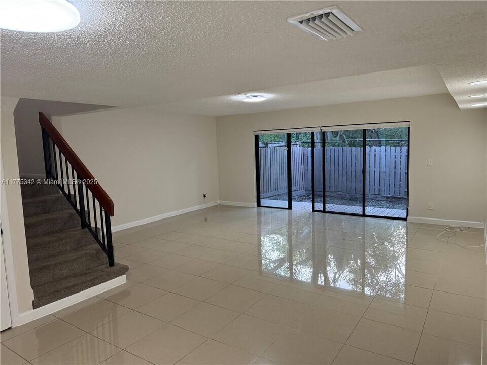16498 NE 26th Ave in North Miami Beach, FL - Building Photo