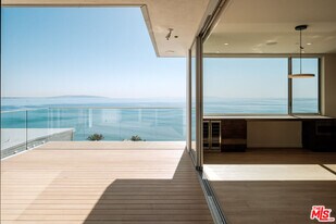 18225 Coastline Dr in Malibu, CA - Building Photo