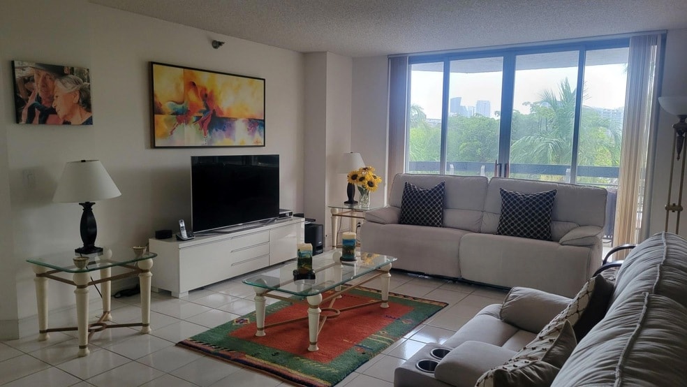 3400 NE 192 St, Unit 404 in Aventura, FL - Building Photo