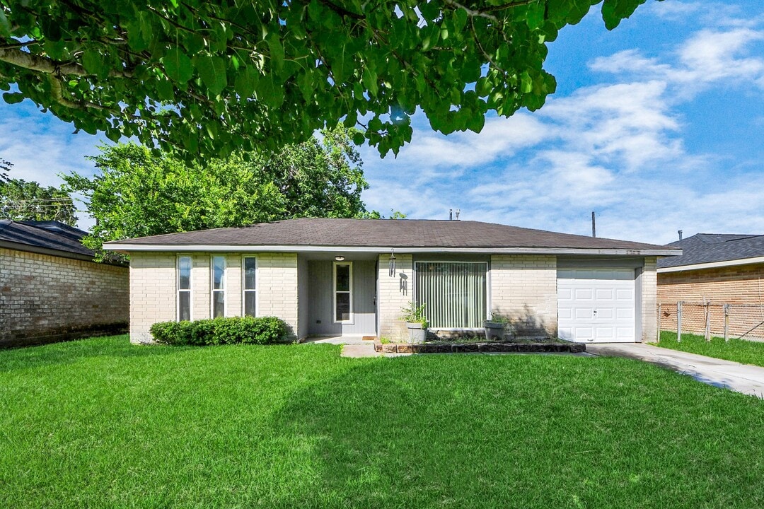 12610 Chiswick Rd in Houston, TX - Building Photo