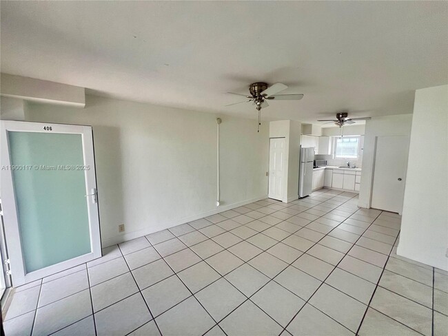 158 Ocean Dr in Miami Beach, FL - Building Photo - Building Photo