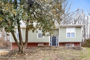 9104 Royal Oak Dr in Louisville, KY - Building Photo